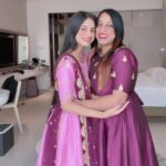 Nitanshi Goel Instagram - मम्मी का हाथ बँटाती पापा का नाम कराती कितनी मुश्किलें क्यूँ ना हो सबको हँसके गले लगाती🫶🏻✨ Bataaiye Kaun? 😘 Meriiiiii Barbie dollll😘😘 . Happy daughters day my doll @nitanshigoelofficial and all my Nitanshians babies♥️ . #Happydaughtersday #daughtersday #bestdaughterintheworld #nitanshigoel #nitanshians Sweet Memories