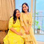 Nitanshi Goel Instagram - मम्मी का हाथ बँटाती पापा का नाम कराती कितनी मुश्किलें क्यूँ ना हो सबको हँसके गले लगाती🫶🏻✨ Bataaiye Kaun? 😘 Meriiiiii Barbie dollll😘😘 . Happy daughters day my doll @nitanshigoelofficial and all my Nitanshians babies♥️ . #Happydaughtersday #daughtersday #bestdaughterintheworld #nitanshigoel #nitanshians Sweet Memories