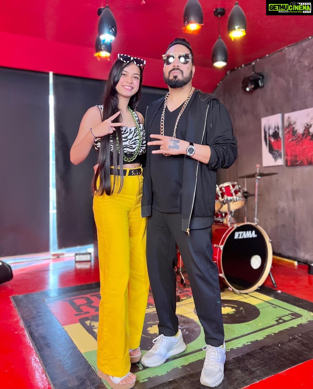 Nitanshi Goel Instagram - We learn something new from every person we meet⭐️ Something exciting coming soon with @mikasingh paaji✨ . #nitanshigoel #nitanshians #mikasingh #whattheluck Mika Singh Studio