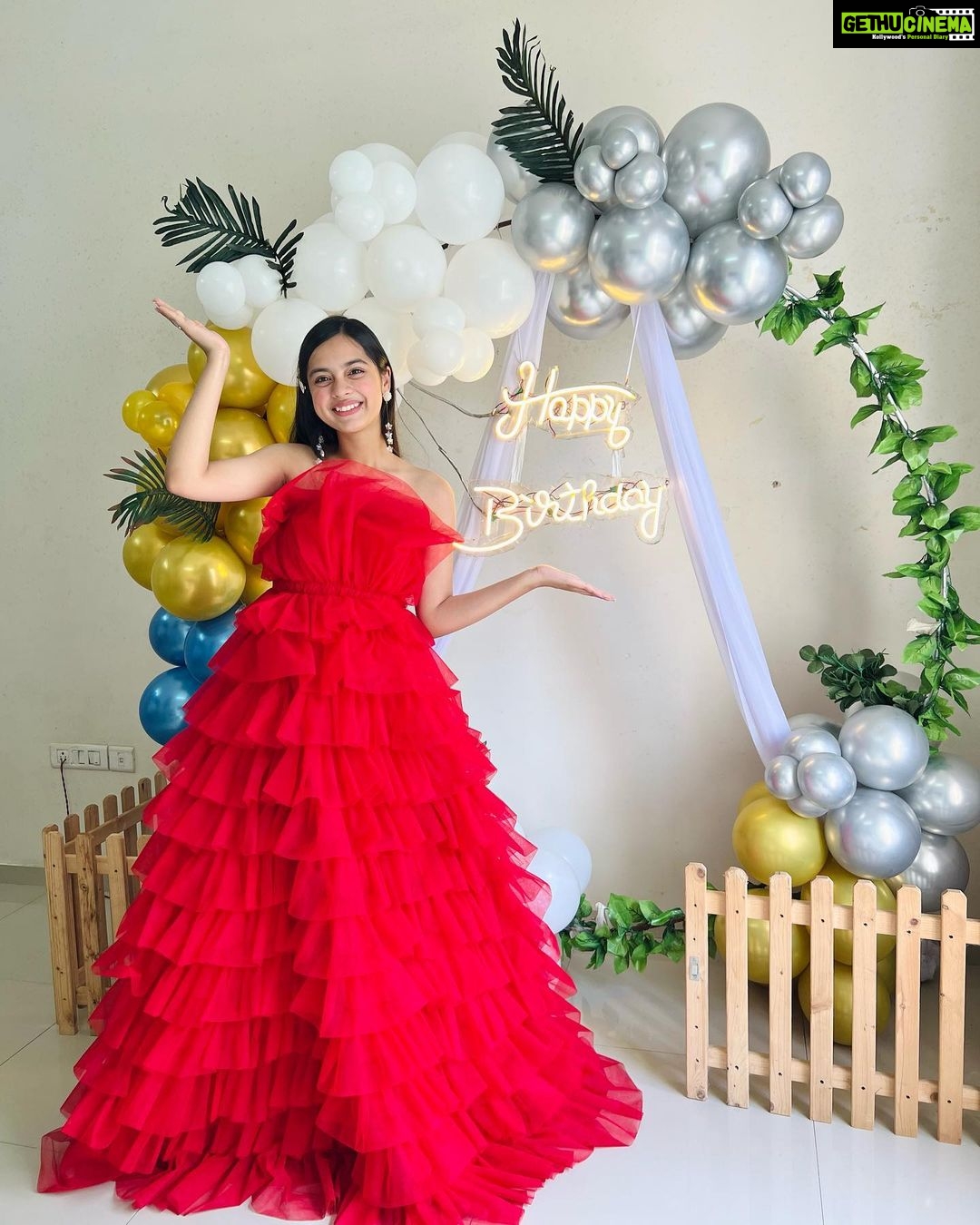 Nitanshi Goel Instagram - Happy 15th Birthday to me♥️✨ . 👗 @the_adhya_designer Event managed by @asquaremedia786 Decor- @all_grand_events 🎂@mariyams_cakery . #15thbirthday #happybirthday #nitanshigoel Its My Birthday
