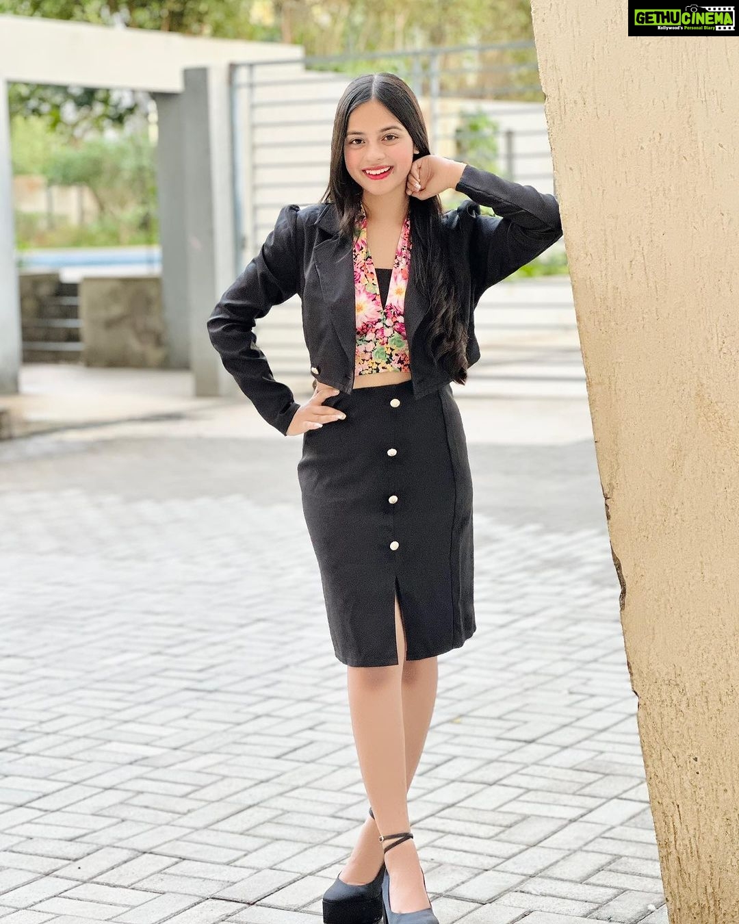 Nitanshi Goel Instagram - And this is our place, we make the rules And there's a dazzling haze, a mysterious way about you dear Have I known you 20 seconds or 20 years? 🤍 #nitanshigoel #nitanshi #nitanshians #laapataladies