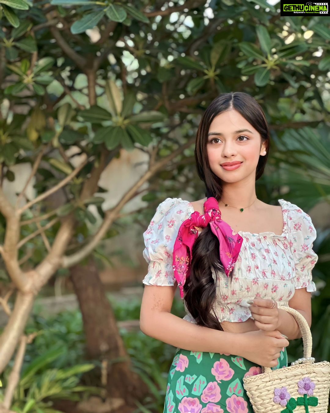 Nitanshi Goel Instagram - Princess of my own fairytale! πΈπ§ββοΈ . . Product code : Scrunchie: S247025368 Top: 86384144 . . . . #Meesho #meeshoapp #fashion #meeshohaul #meeshofinds
