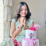 Nitanshi Goel Instagram - Sweet 16!🩷🫶🏻 🎂 @lucibellos_caffe 🧁 @tf.cakes #Sweet16 #birthdaygirl #nitanshigoel #meresapne #nitz