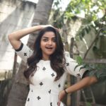Nithya Ram Instagram - 🤍♣️. . . . . . . . . 👗: @chakrabortymukta 📷 : @mr.viki_pixer