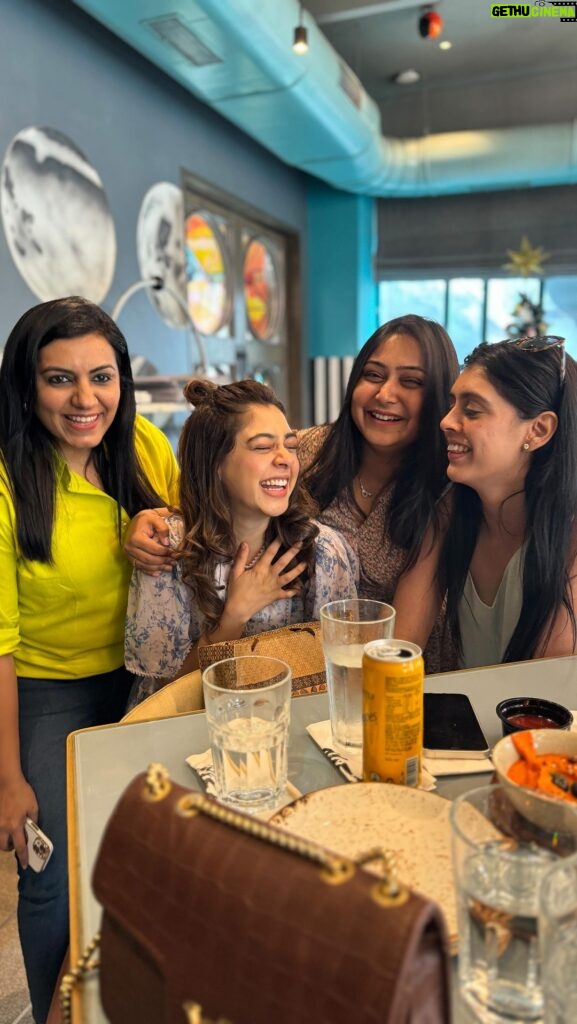 Niti Taylor Instagram - Friends that feel like family, laughter that feels like home♥️ #girlgang #sundaybrunch #love #laughter #happiness #dance #fun #trendingreels #reelsinstagram #instagramreels