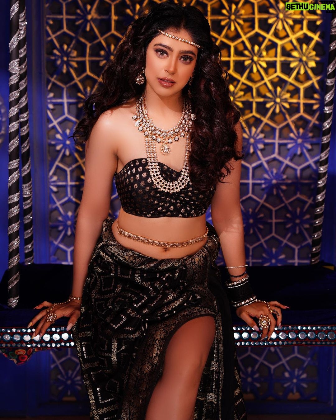 Niti Taylor Instagram - NAVRATRI DAY 7 Look featuring the beautiful @nititaylor in a Modern Goddess Avatar where she represents Color Black, 7th Color of Navratri 🖤 . . Shoot Concept & Designed By:- @nehaadhvikmahajan @bridalsbynam . 💄MUA , Hair & Styling :- @nehaadhvikmahajan . 🥻Saree :- @neerusindia . 💍Jewelery :- @sonisapphire . 🎥:- @abhay_r_kirti . #nititaylor #makeup #ootd #nehaadhvikmahajan #makeupbyme💄 #nammakeovers #bride #to #be #bridal #look #bridalmakeupartist #destinationweddingmakeupartist #weddingmakeup #hair #hairstyling #nammakeovers #bollywood #television #makeupartist #mumbai #traveller #all #over #the #globe