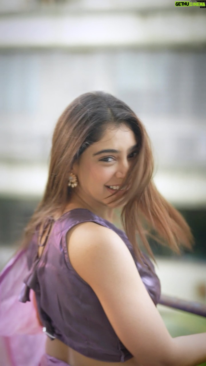 Niti Taylor Instagram - 7 billion smiles, and mine is MY favourite 💜 #loveyourself#sareelove #staybeautiful #trendingreels #reelitfeelit #instagramreels #reelsinstagram Sarees: @womaste.ethnic Stylist: @styling.your.soul Assistance: @stylefile.bykrisha
