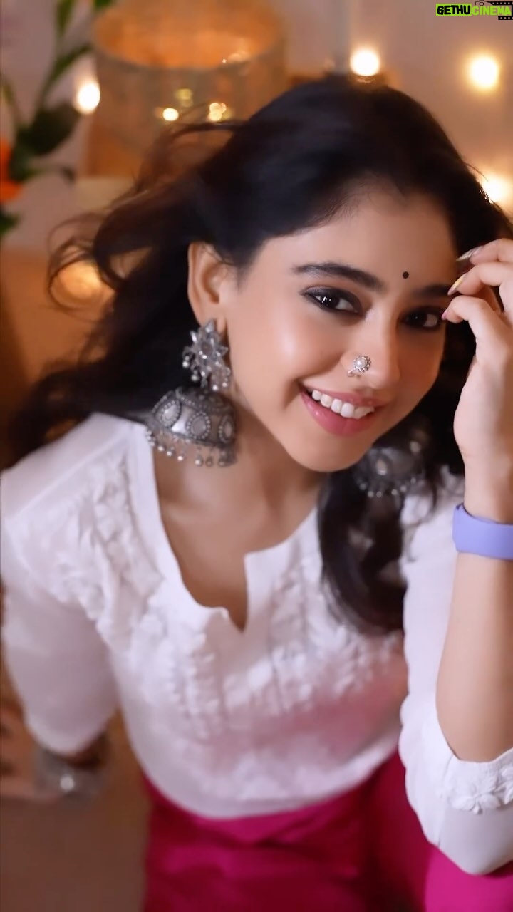 Niti Taylor Instagram - Here’s my rendition of Rani from my all-time favourite movie, “Rocky Aur Rani ki Prem Kahani”! 😍 What I absolutely adored about this ensemble was the @Gocolors🌈 Shiny Palazzo. They are the perfect pants for this festive season to add a shine to your look ✨✨ Believe me, the fabric of these Palazzos is incredibly comfortable, and breathable, and they exude a stylish charm! 😍😍