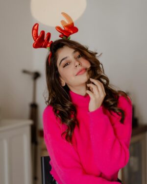 Niti Taylor Instagram - In the world of cute and happy, I’m crafting my Christmas story, one festive smile at a time. 🎄✨
#christmascheer 

📸 @rohitgaikwadfilms