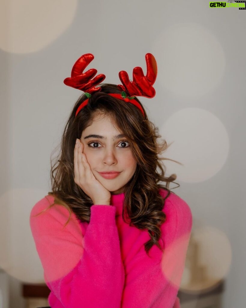 Niti Taylor Instagram - In the world of cute and happy, I’m crafting my Christmas story, one festive smile at a time. 🎄✨ #christmascheer 📸 @rohitgaikwadfilms
