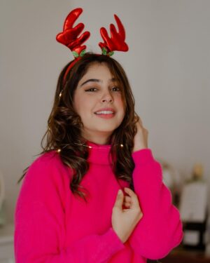 Niti Taylor Instagram - In the world of cute and happy, I’m crafting my Christmas story, one festive smile at a time. 🎄✨
#christmascheer 

📸 @rohitgaikwadfilms
