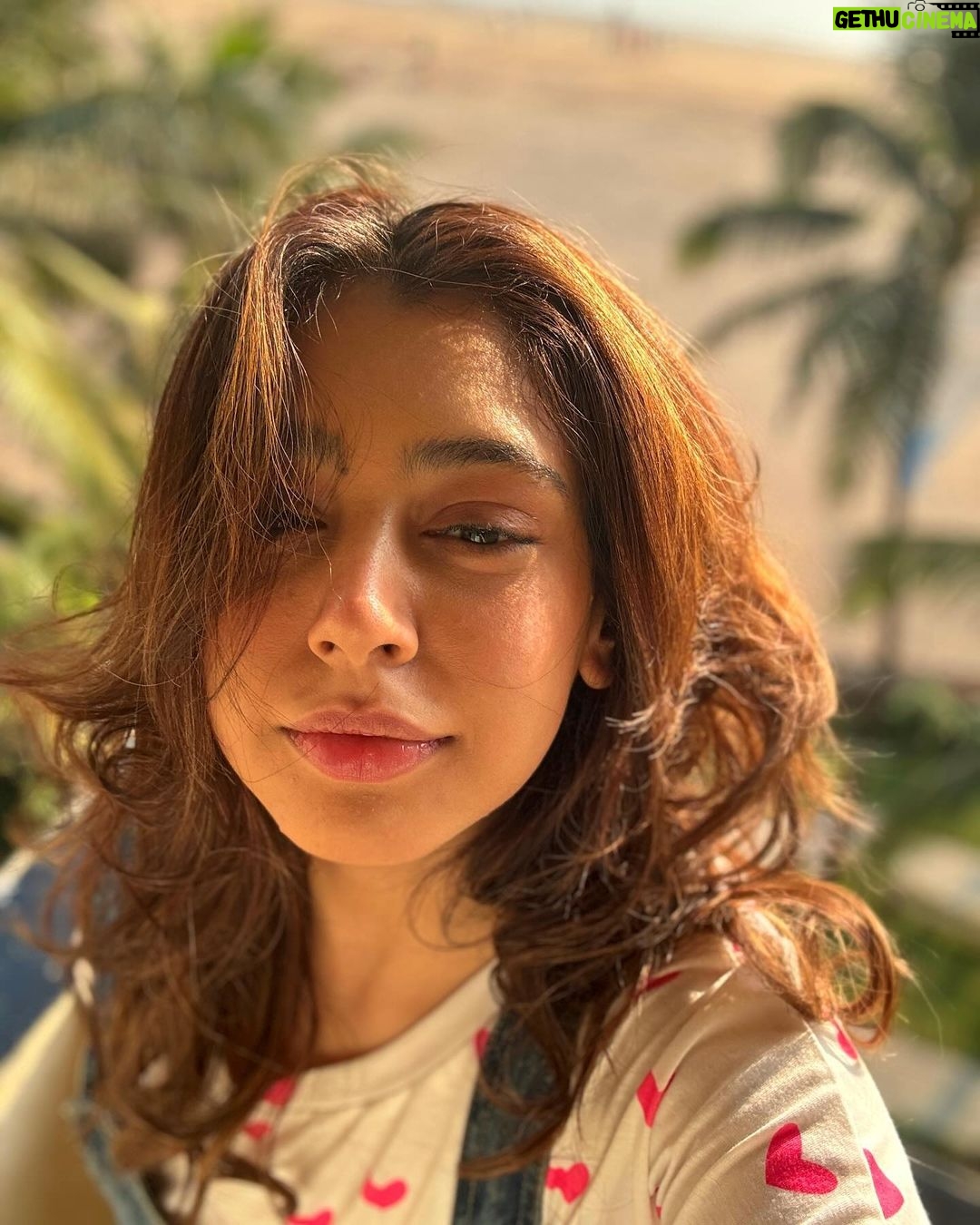 Niti Taylor Instagram - ☀️Pocket-sized sunshine for a gloomy day☀️