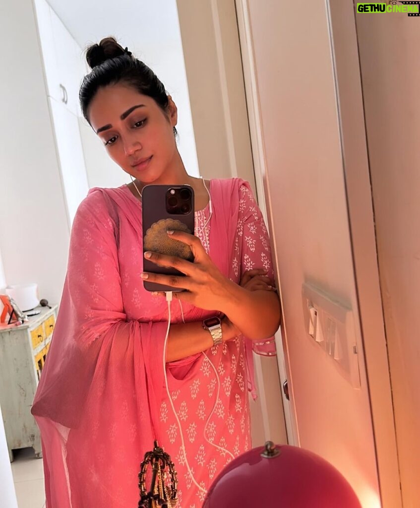 Nivetha Pethuraj Instagram - Pinky for the day..