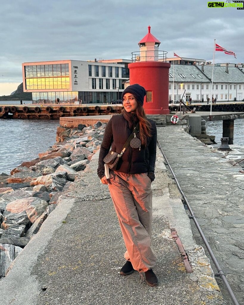 Nivetha Pethuraj Instagram - POV introvert : Best part about a solo trip, you can see it all. Literally. Worst part.. requesting strangers to click your pic and strike an awkward pose 😬 Ålesund, Norway
