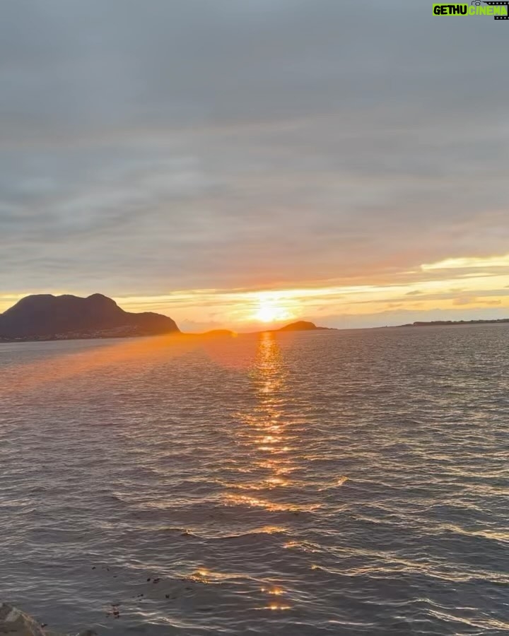 Nivetha Pethuraj Instagram - POV introvert : Best part about a solo trip, you can see it all. Literally. Worst part.. requesting strangers to click your pic and strike an awkward pose 😬 Ålesund, Norway