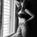 Niyati Joshi Instagram - Experimented with NO MAKE UP LOOK . Shot all pics in Natural light . #blackandwhitephotography #nomakeup #actor #niyatijoshi