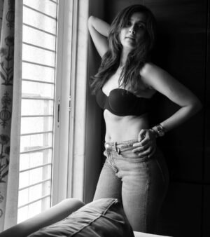 Niyati Joshi Instagram - Experimented with NO MAKE UP LOOK .
Shot all pics in Natural light . 

#blackandwhitephotography #nomakeup #actor #niyatijoshi