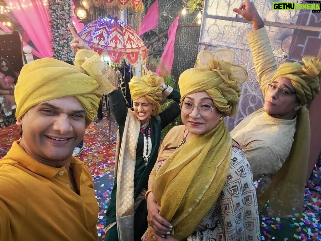 Niyati Joshi Instagram - We just know how to entertain ourselves when it comes to some Madness on set .😀 Life is all about living and enjoying these small moments . #yrkkh #yrkkhfun #goenkas #swarnaswag #actor #niyatijoshi