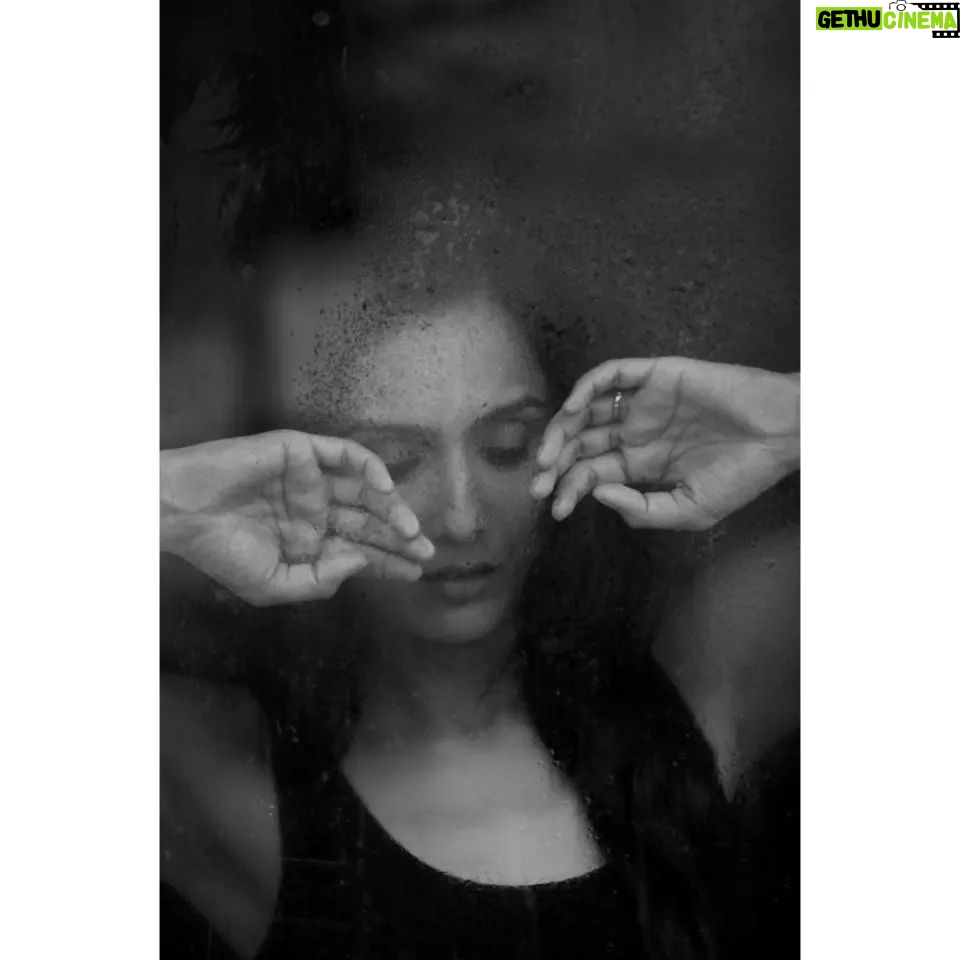 Niyati Joshi Instagram - Shot by @i__mfahim #blackandwhite #actor #niyatijoshi