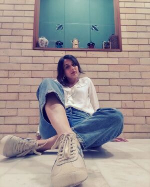 Niyati Joshi Instagram - #bluedenims #whitetop #alltimefavourite #actor #niyatijoshi