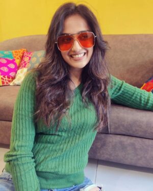 Niyati Joshi Instagram - Just like that 
#oversizedglasses #somethingborrowed #lookoftheday #actor #niyatijoshi