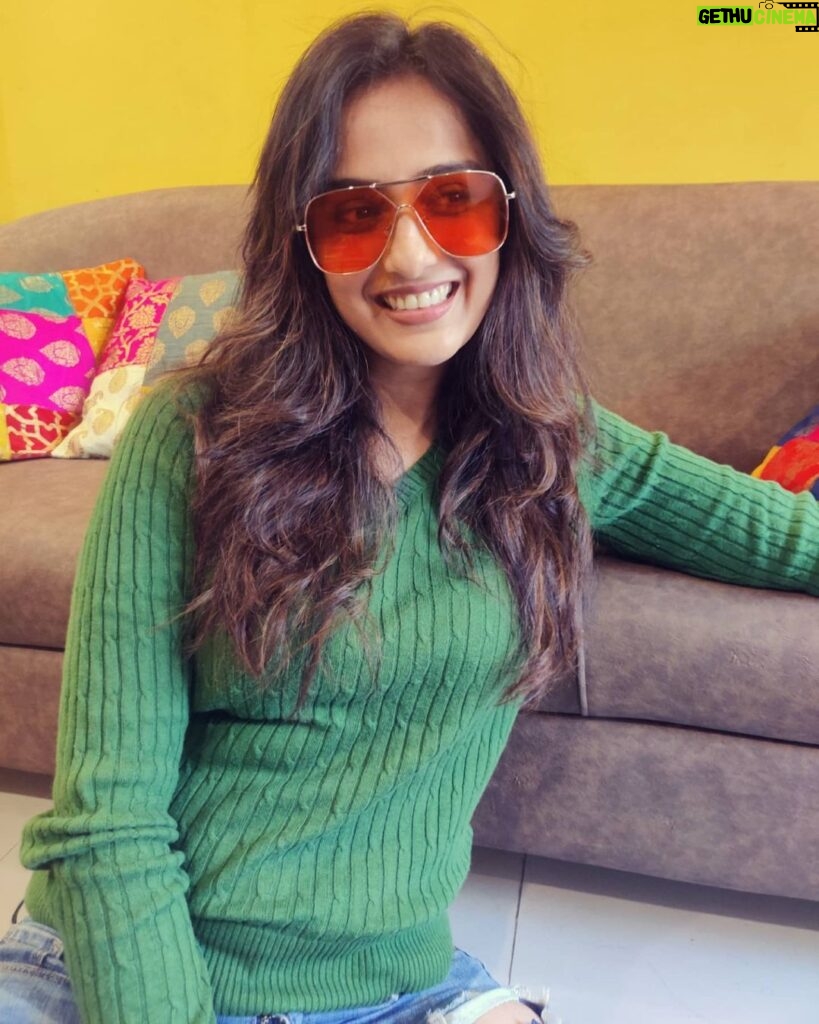 Niyati Joshi Instagram - Just like that #oversizedglasses #somethingborrowed #lookoftheday #actor #niyatijoshi