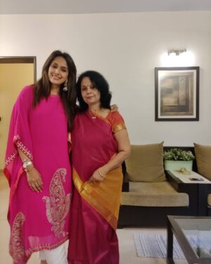 Niyati Joshi Instagram - May this Diwali turn out to be a happiest  and Brightest one for your Family! 
Wish you all a very Happy Diwali and a Prosperous New Year 🌟⭐💫🔥
Wearing (pink dress ) @shubhayu2524 
Green kurti @varanga_official 
Stylist @styling.your.soul 
#happydiwali #festivaloflights #actor #niyatijoshi