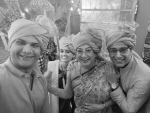 Niyati Joshi Instagram - We just know how to entertain ourselves when it comes to some Madness on set .😀
Life is all about living and enjoying  these small moments .
#yrkkh #yrkkhfun #goenkas #swarnaswag #actor #niyatijoshi