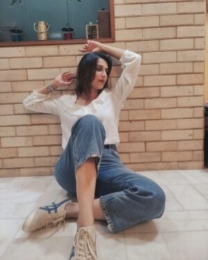 Niyati Joshi Instagram - #bluedenims #whitetop #alltimefavourite #actor #niyatijoshi