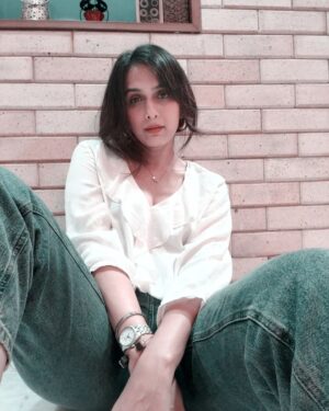 Niyati Joshi Instagram - #bluedenims #whitetop #alltimefavourite #actor #niyatijoshi