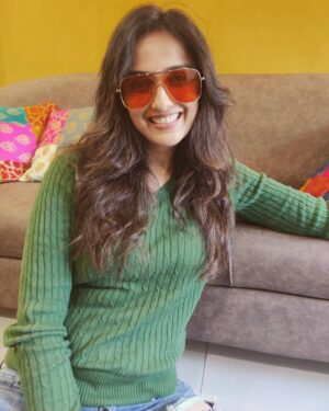 Niyati Joshi Instagram - Just like that 
#oversizedglasses #somethingborrowed #lookoftheday #actor #niyatijoshi
