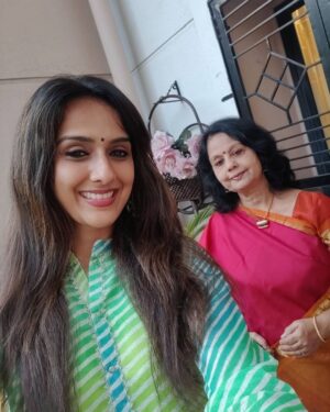Niyati Joshi Instagram - May this Diwali turn out to be a happiest  and Brightest one for your Family! 
Wish you all a very Happy Diwali and a Prosperous New Year 🌟⭐💫🔥
Wearing (pink dress ) @shubhayu2524 
Green kurti @varanga_official 
Stylist @styling.your.soul 
#happydiwali #festivaloflights #actor #niyatijoshi