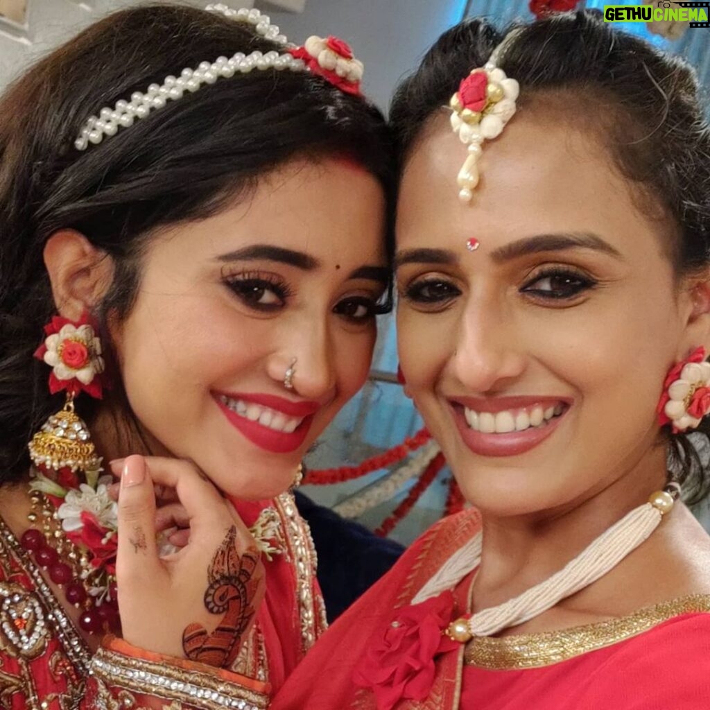 Niyati Joshi Instagram - After my last shot with shivangi , I just told her I am not giving you any send off, as I hate good byes. Just hug the way we normally do and we ended it on saying SEE YOU SOON ❤️ Today marks the end of #KAIRA AND #KAIRAT. Last couple of days we really bonded a lot , I will miss those endless chats ,our nykaa shopping conversations 😀 and many many more such things . You were always very sincere and dedicated towards your work and that is what, what's got you here today . Keep shining the way you always do and there are many more big achievements to be added in your kitty of success. All the best my Girl ! @shivangijoshi18 😘😘😘 Will Miss you (Always just a call away ) #yrkkh #hategoodbyes #bond #actor #niyatijoshi