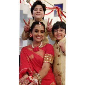 Niyati Joshi Instagram - I never thought I would get tears in my eyes when he held the Mike for the last time on the sets of yrkkh. 
You will be immensely missed @khan_mohsinkhan . Wish you loads of love and luck for your future projects and I hope we cross paths again ,but this time you playing my elder brother 😂😂

And to talk about my reel partners @aarambh.trehan @siddharth_actor_official , my reels will be incomplete without these two .
My morning routine of checking your nails , hitting aarambh on his hand (he has a habit of chewing on his lips ) 😀,Siddharths infinite times of wishing good morning in his squeeky voice  all will be missed . 
#yrkkh #yehrishtakyakehlatahai #costars #willbemissed #actor #niyatijoshi