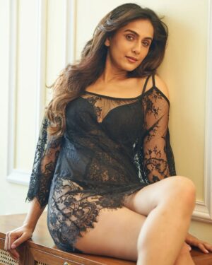 Niyati Joshi Instagram - Shot by @priyamdhar 
Stylist @nigar_stylist09
Hair @nusrat2700 
Makeup @imranhossain041 
Studio @studio.f6

#actor #niyatijoshi