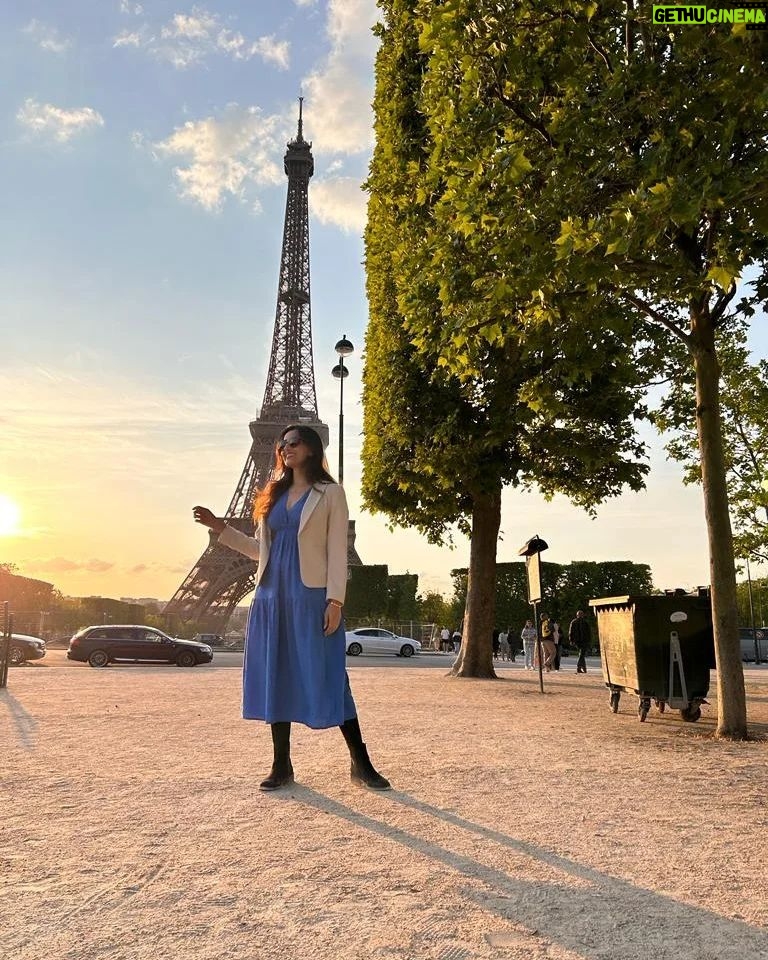 Niyati Joshi Instagram - Eiffel tower ☑️ #mandatory #eiffeltower #parisdiaries