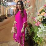Niyati Joshi Instagram - Pink it out !!! 💗 #wedding #mereyaarkishaadihai #actor #niyatijoshi