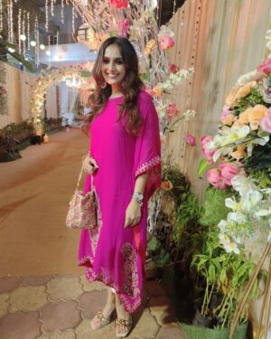 Niyati Joshi Instagram - Pink it out !!! 💗

#wedding #mereyaarkishaadihai #actor #niyatijoshi