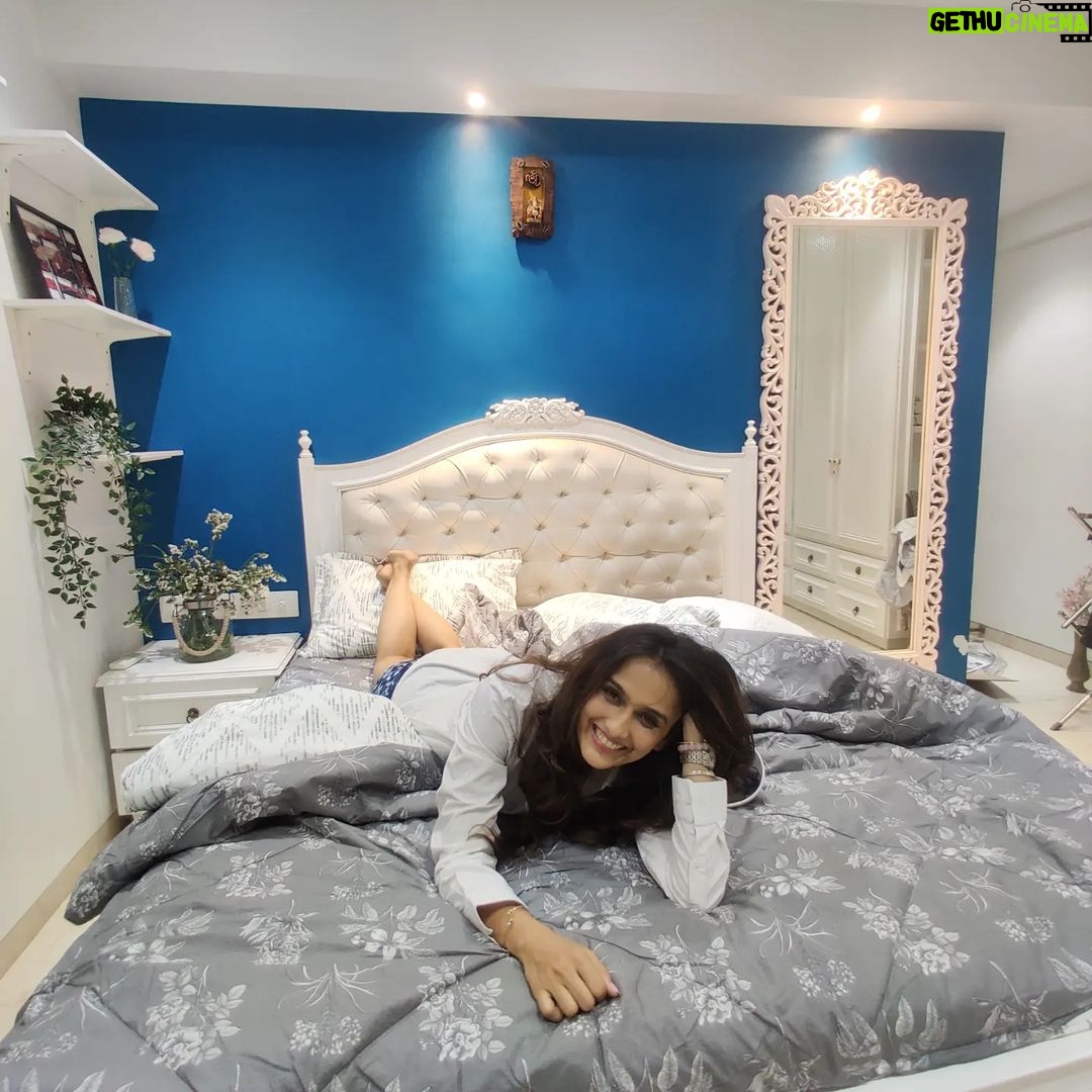 Niyati Joshi Instagram - This Valentines Day, I decided to pamper myself by getting the most comfortable bed linens from @layerssmartbedding Because on the day of love one should always remember that self love is the best kind of love @alphabetmedia #collaboration #comforter #bedsheets #comforterset #actor #niyatijoshi #selflove