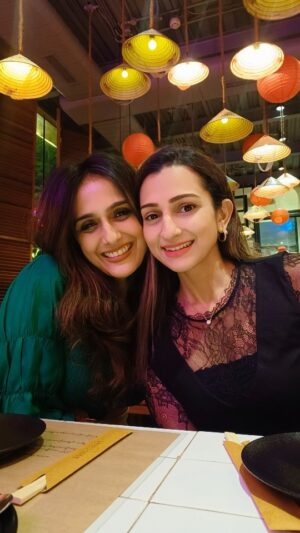 Niyati Joshi Instagram - For all Food lovers, Yeh ek Zindagi Kaafi nahin hain. So pick up the phone, make a reservation, get your friend, PING your server and start hogging.

What we enjoyed at PINGS Cafe Orient-
Enoki mushroom roll
Philadelphia cream dimsun
Truffle avacado roll
Teriyaki chicken Bao
Korean fried chicken Bao
Drunken noodles
Sobo fried rice
Claypot chicken
Black sesame ice cream
Sugar free panacota.

@pingsbombay @detales_communications 
#foodblog #reelsinstagram #viralreels #reelsindia #instareels #reelkarofeelkaro #actors #entertaimers #influencers