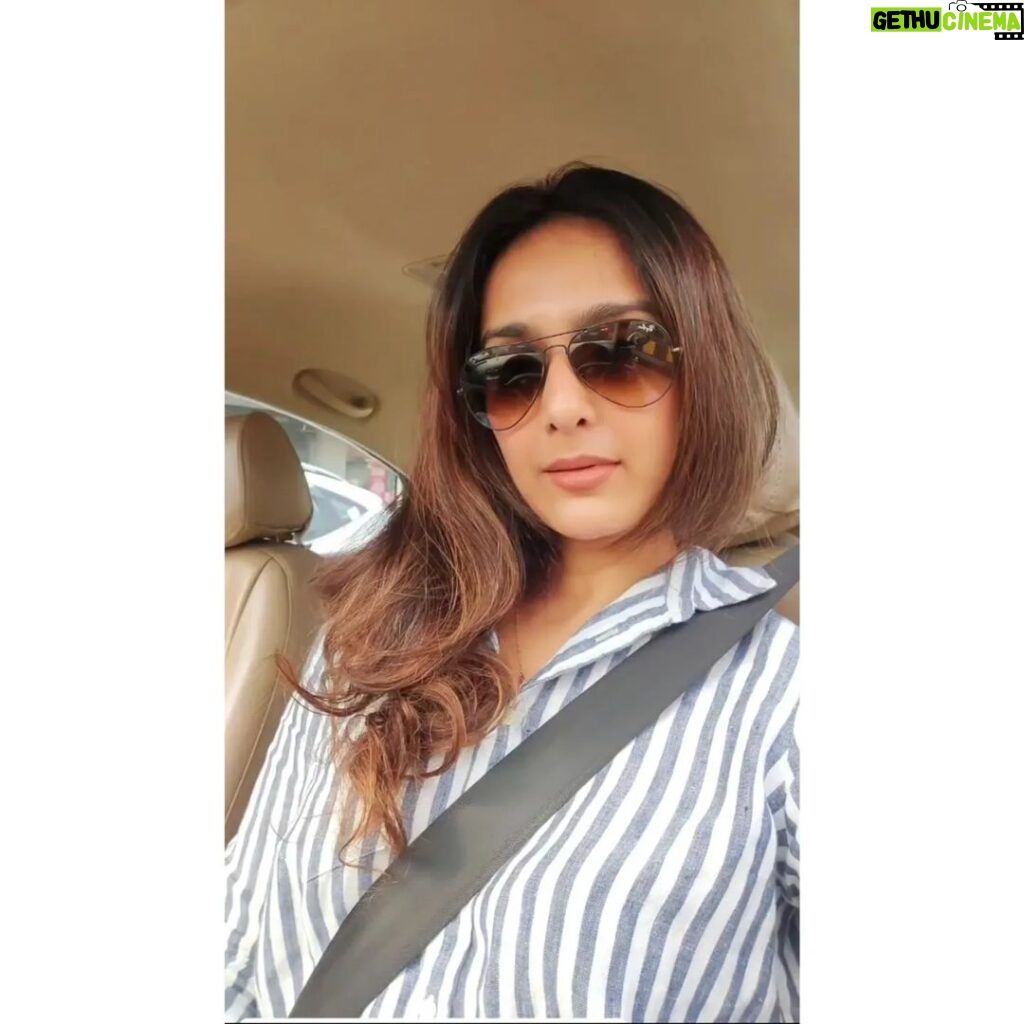 Niyati Joshi Instagram - #trafficselfie #actor #niyatijoshi