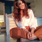 Niyati Joshi Instagram - That phase comes when one needs to take a break from Instagram . I had no motivation , no excitement to put any reels or pics .( No i am not depressed ,just BORED with insta ) Today was an exception . With this beautiful sunlight just couldn't resist myself smiling for the camera #sunlight #actor #niyatijoshi