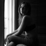 Niyati Joshi Instagram - Experimented with NO MAKE UP LOOK . Shot all pics in Natural light . #blackandwhitephotography #nomakeup #actor #niyatijoshi