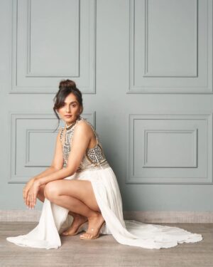 Niyati Joshi Instagram - 📸 @priyamdhar 
Stylist @nigar_stylist09
Hair @nusrat2700 
Makeup @imranhossain041 

#photoshoot #whitegown #actor #niyatijoshi