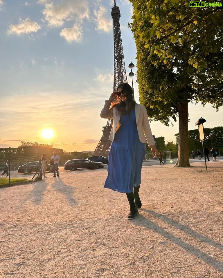 Niyati Joshi Instagram - Eiffel tower ☑️ #mandatory #eiffeltower #parisdiaries