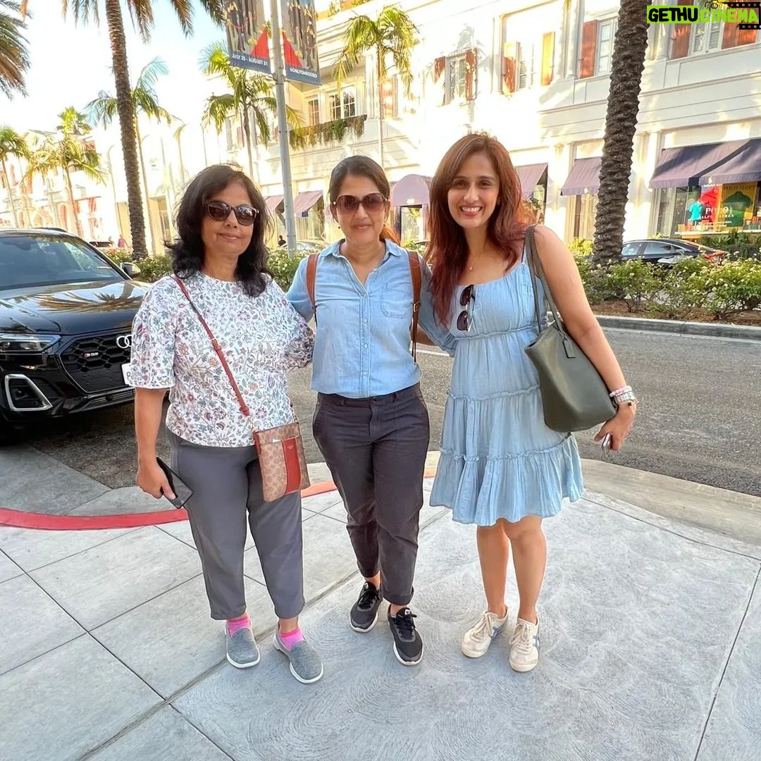 Niyati Joshi Instagram - Happy mother's day Aai and didi !!! #mothersday #aai #unconditionallove #actor #niyatijoshi