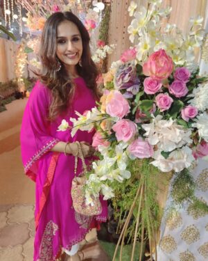 Niyati Joshi Instagram - Pink it out !!! 💗

#wedding #mereyaarkishaadihai #actor #niyatijoshi
