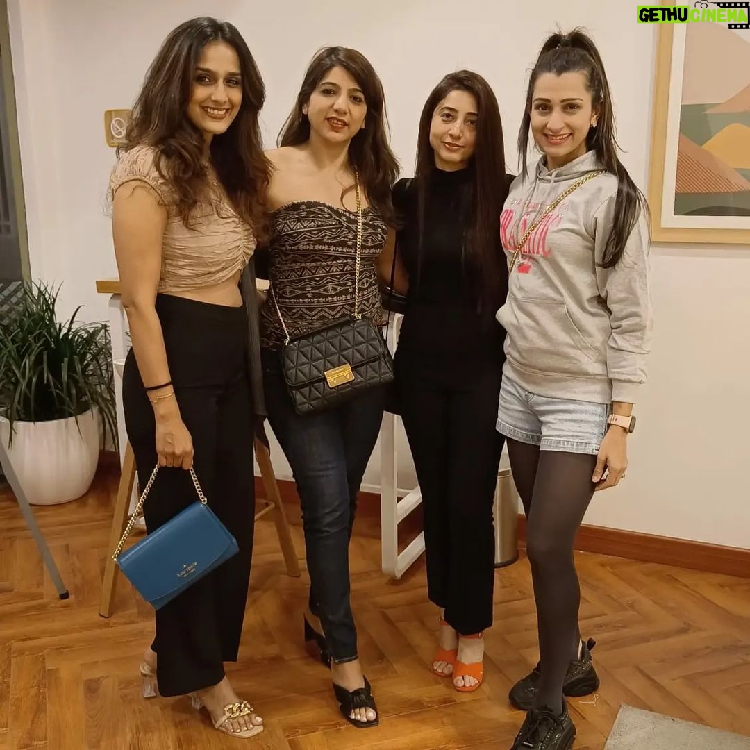 Niyati Joshi Instagram - Friday night Chaos !! #friendslikefamily #fridaynight #actor #niyatijoshi