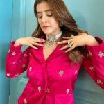 Nupur Sanon Instagram - Let’s end this year with the brightest colours! #PopPink • Outfit- @eshaarora.in Jewellery- @maejewellery @vasundharajewelry Styled by @sukritigrover Assisted by @vanigupta.23