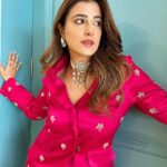 Nupur Sanon Instagram - Let’s end this year with the brightest colours! #PopPink • Outfit- @eshaarora.in Jewellery- @maejewellery @vasundharajewelry Styled by @sukritigrover Assisted by @vanigupta.23